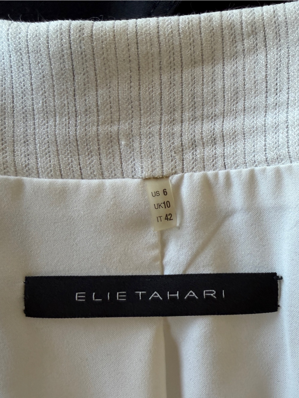 Elie Tahari Ivory Linen Blend Double-Breasted Blazer | Size 6 - Picture 3 of 6
